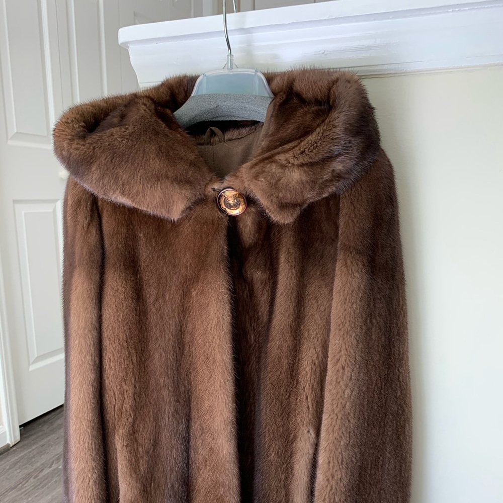 Beautiful mink coat. High quality fur. Looks like new.